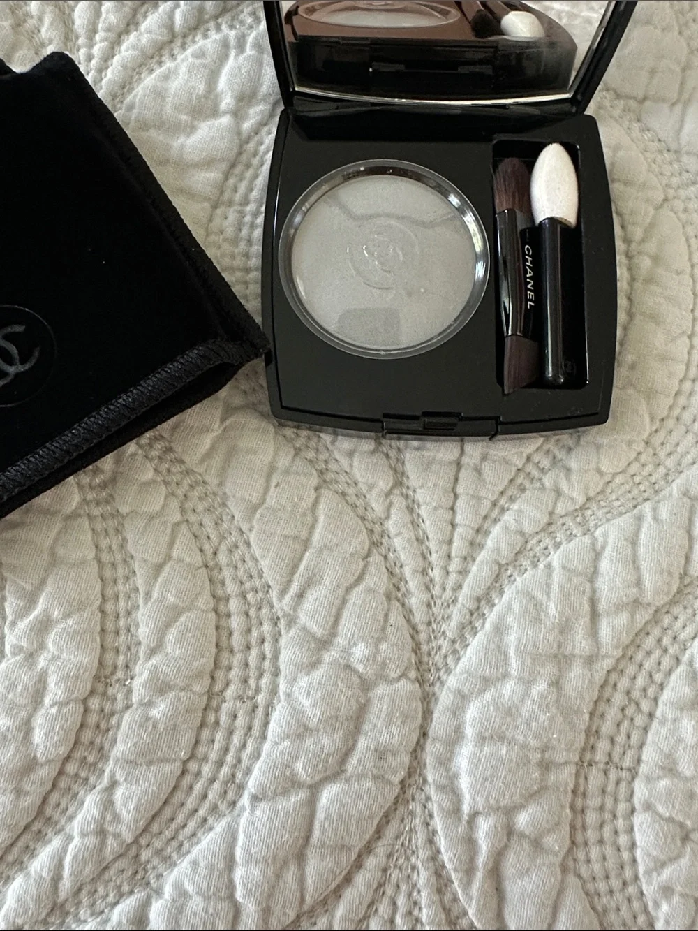 CHANEL Ombre Essentielle Multi-Use Longwearing Eyeshadow - 230 Gris Paris Matte